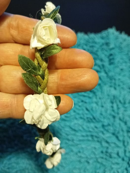 Colar branco de flores
