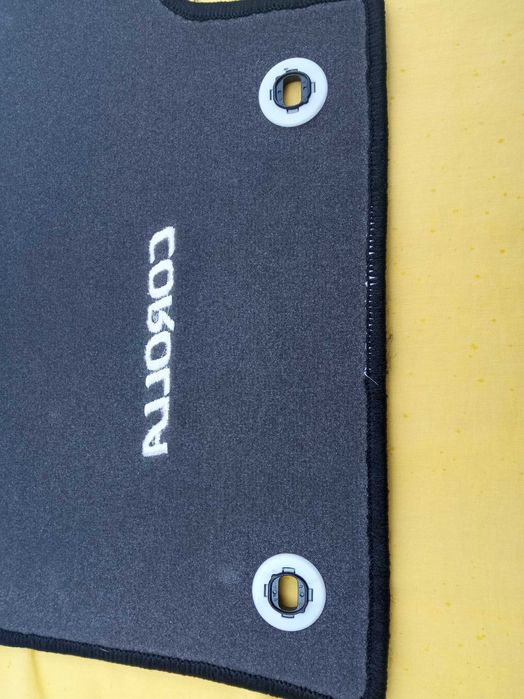 Dywaniki samochodowe Toyota Corolla komplet oryginał Toyota