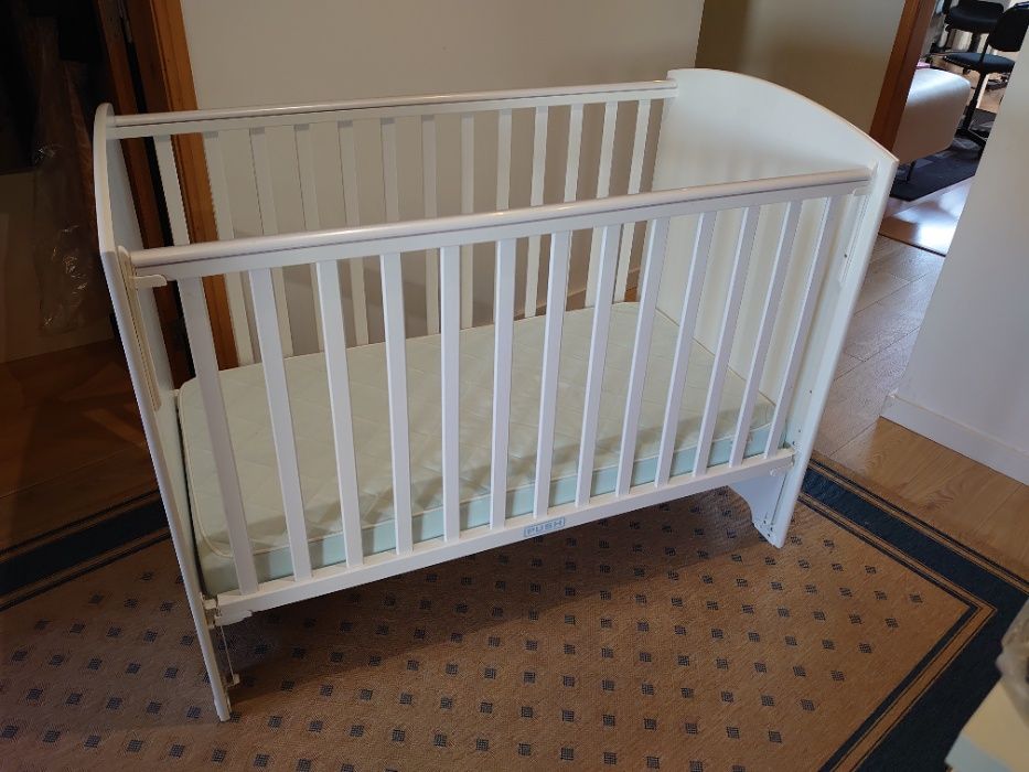 Berço / cama de grades branco de madeira, modelo New Crown