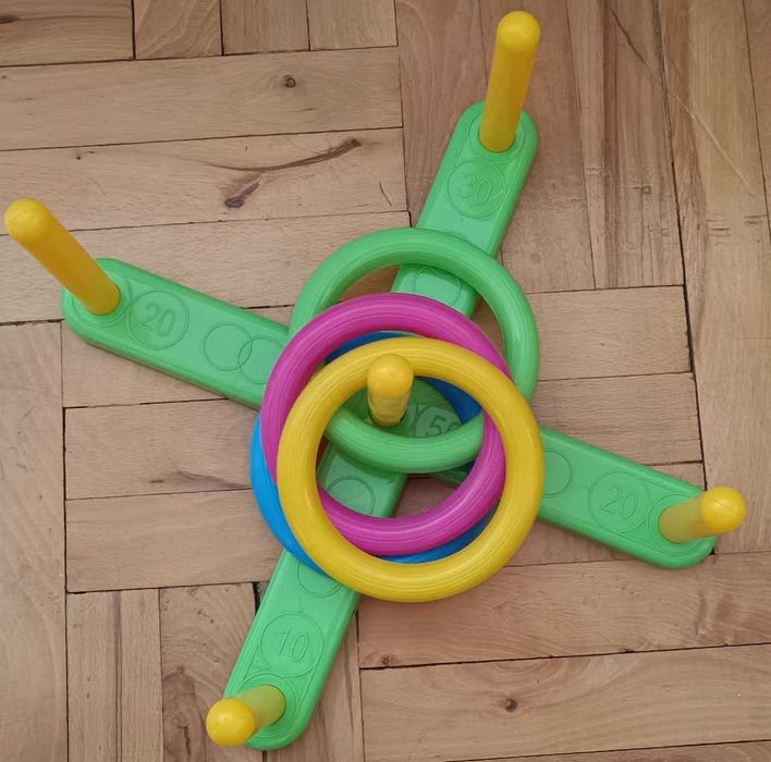 Gra zręcznościowa typu ringo (rzucanie kółek do celu)