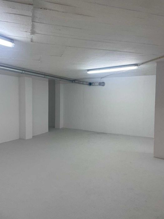 Armazém com 65 m² em Cascais — Espaço Amplo e Versátil