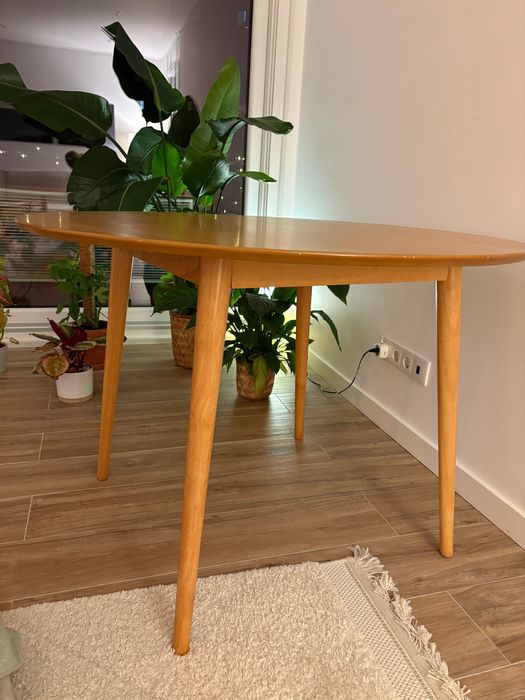 Mesa de jantar redonda em madeira clara