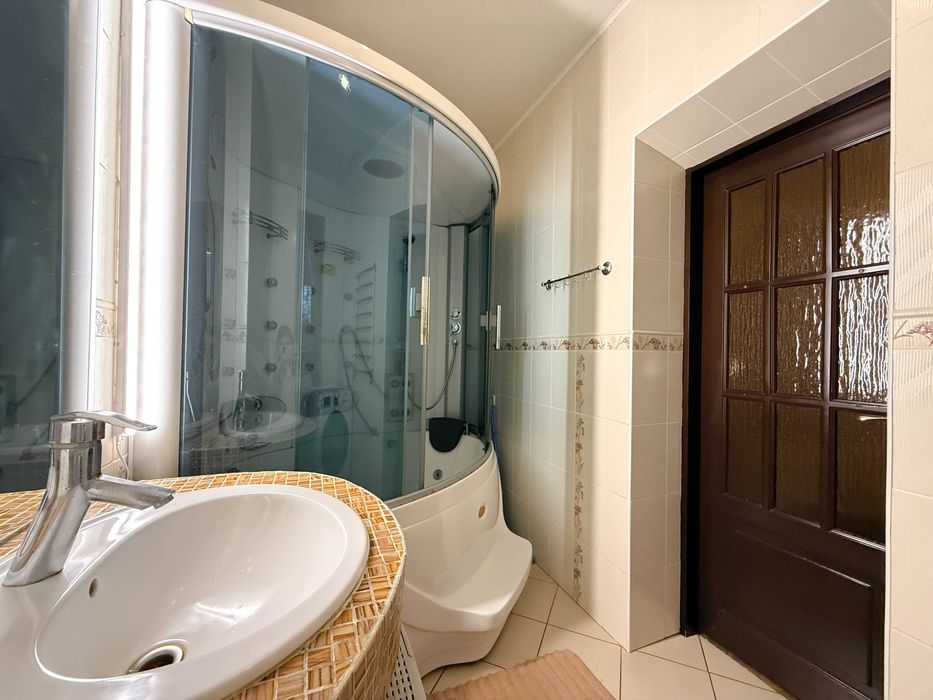 Продам приватний будинок з земельною ділянкою