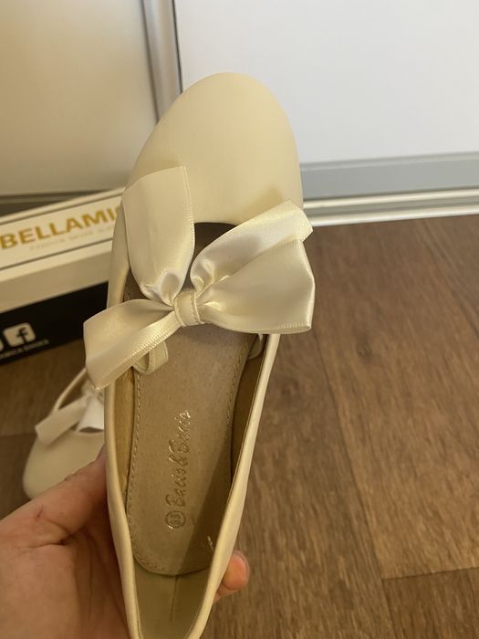 Нові туфлі для дівчинки