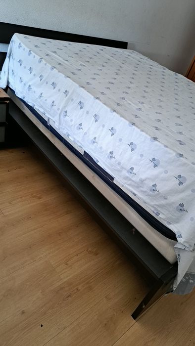 Cama, estrado, colchões, guarda ofatos, mesas de cabeceira e cómoda