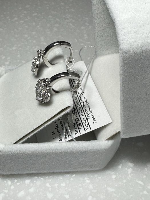 Нові срібні сережки в упаковці з біркою