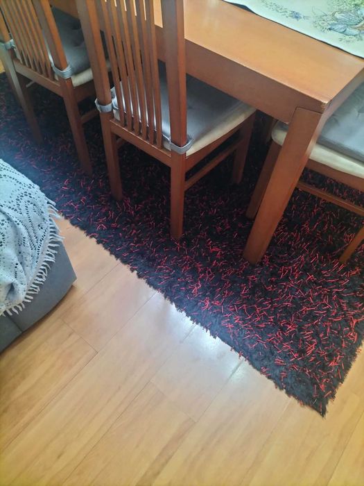 Duas carpetes preta e vermelha