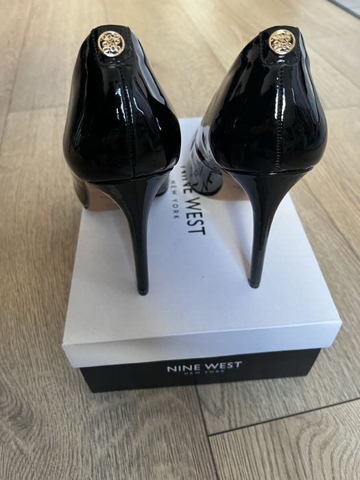 Śliczne szpilki lakierowane czarne Nine West 40 nowe