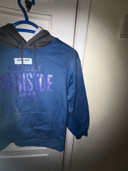Sweatshirt de criança com capuz e forro polar, quente e confortável.