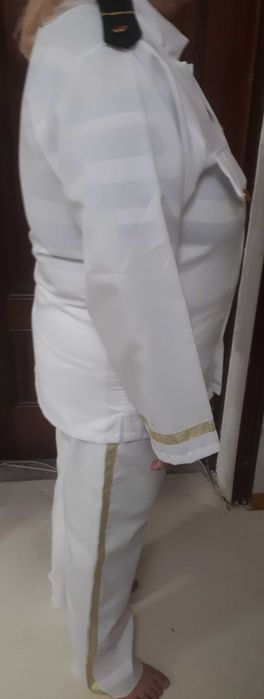 костюм с золотыми пуговицами