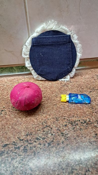 Іграшки цікаві (машинка, бінокль, м'ячик)