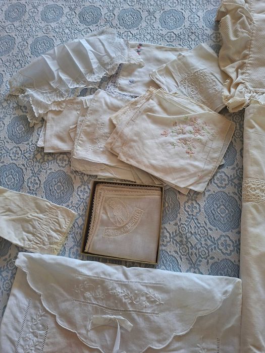 Bordados à mão - Traje de batizado de bébé, fronhas e lençois, lenços