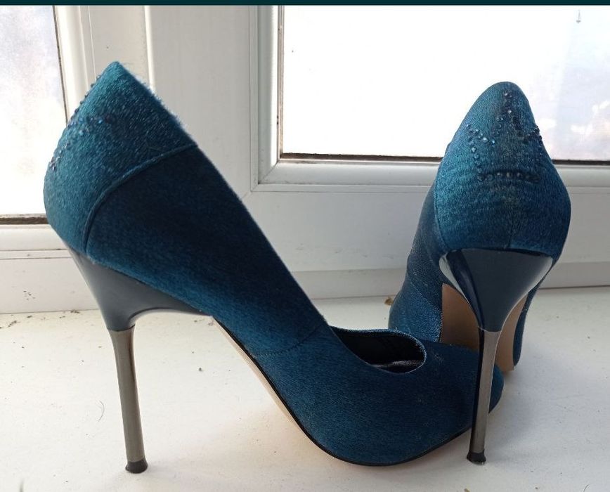 Новые кожаные туфли.