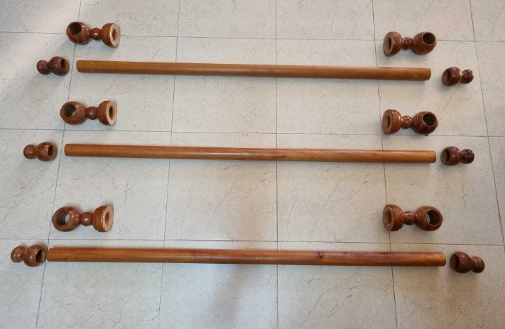 Varões em madeira com suportes e argolas/acessórios
