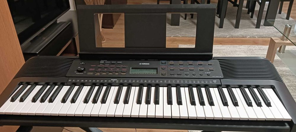 Teclado / Piano digital Yamaha PSR-E273 / YPT-270 | 61 teclas | Como novo