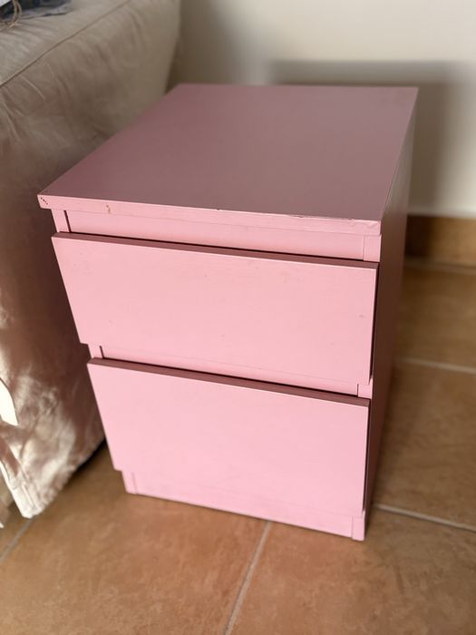 Mesa de cabeceira rosa claro para quarto de menina