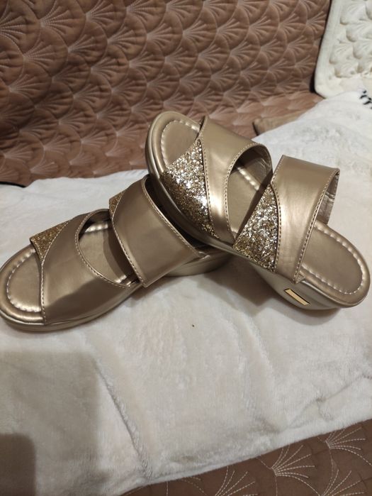 красиві золоті шльопанці.Розмір 38