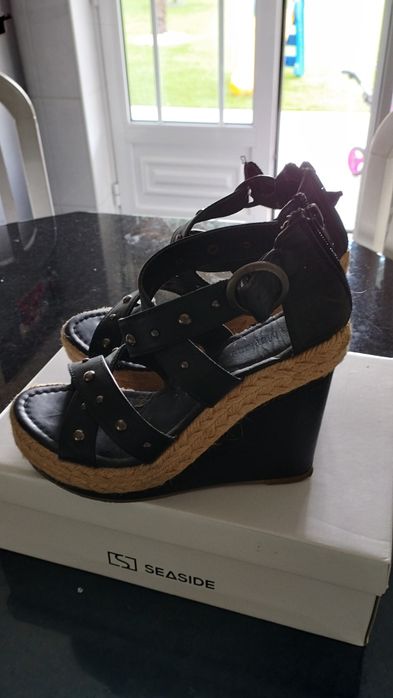 Sandálias tam. 36.  Pretas com tacão em cunha