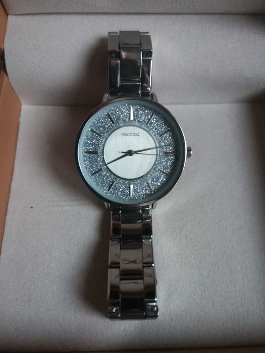 Relógio feminino prateado Parfois (edição modelo Swarovski)