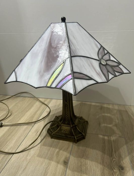 lampa stołowa witrażowa w stylu Tiffany