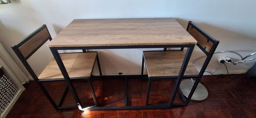Mesa + 2 cadeiras