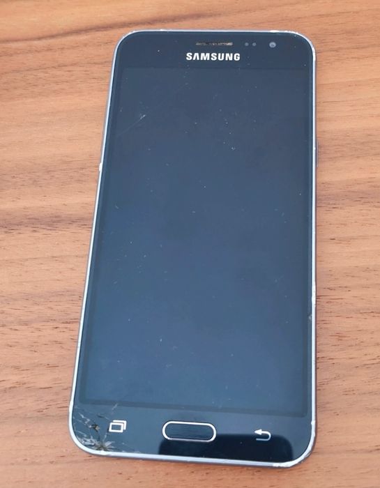 Samsung J3 2016 8gb desbloqueado, com o écran partido, mas ainda funcional. A traseira está em bom estado.