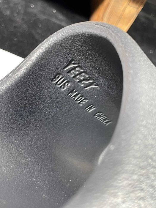 Czarne kapcie Adidas Yeezy 39