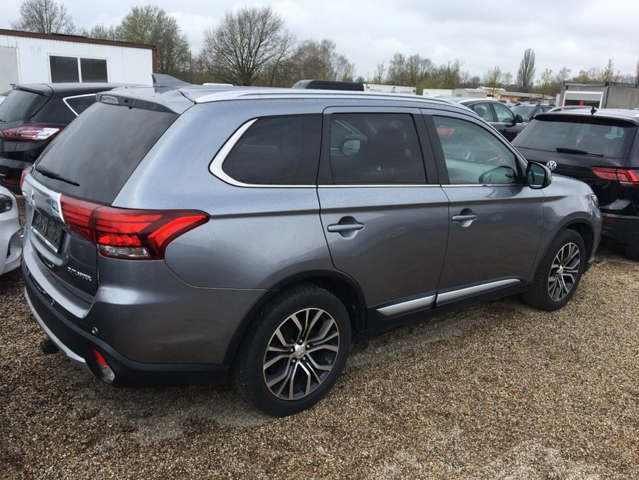 Mitsubishi Outlander PHEV Plus 4WD Plug-In Hybrid,
