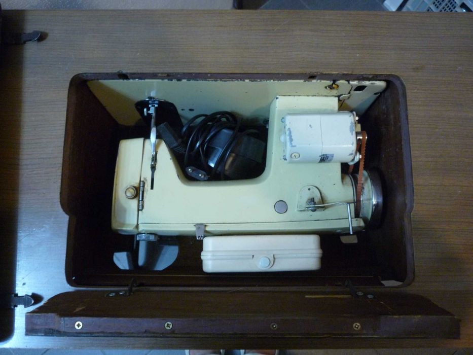 Máquina de costura da marca CROSLEY