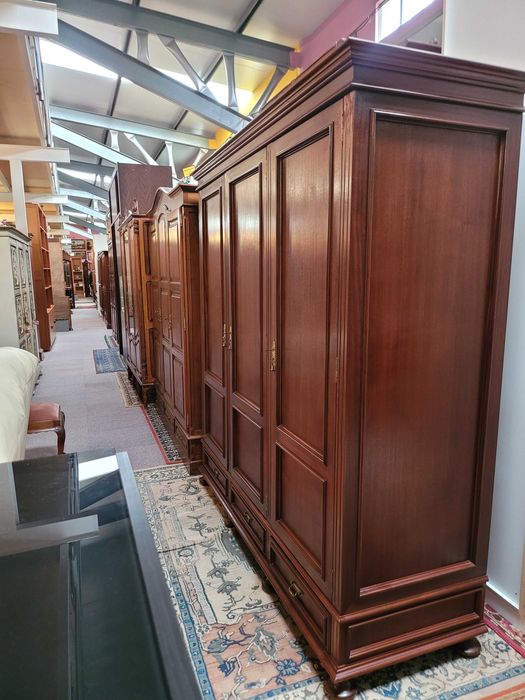 Excelente roupeiro em madeira maciça - óptimo estado geral