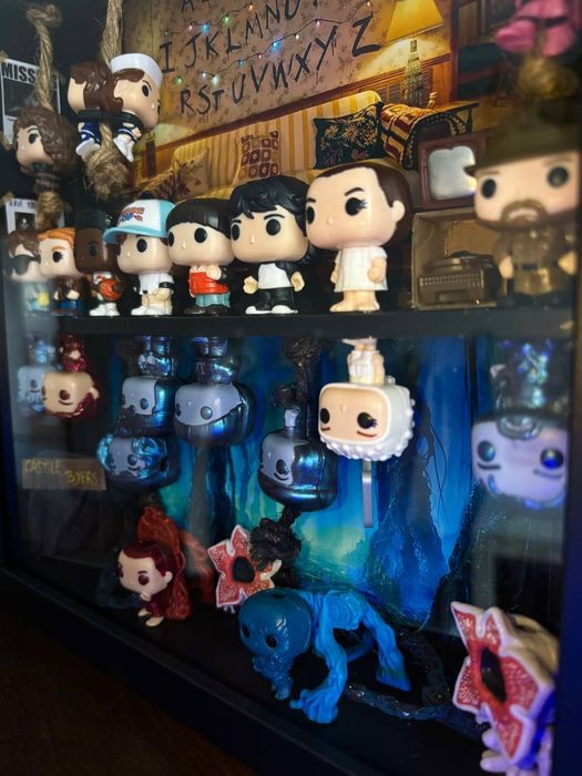 Ramka kolekcjonerska Stranger Things unikatowa z całą kolekcją figurek