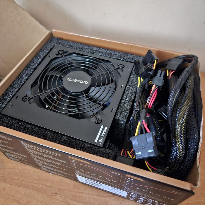 Блок живлення Gigabyte P650b