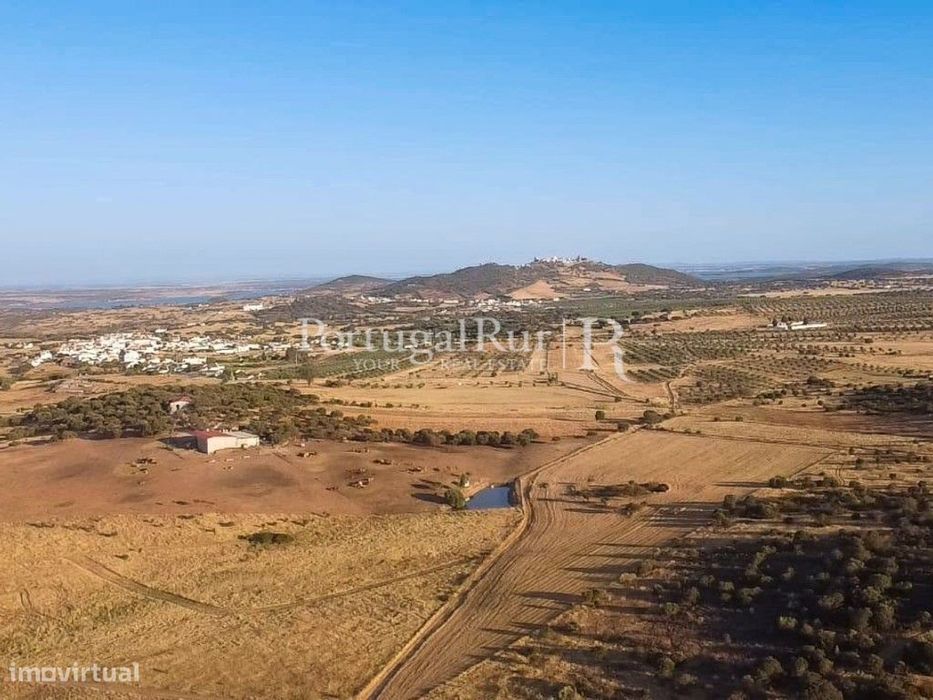 Terreno urbano com 8 ha e vista para o Castelo de Monsaraz, Alentejo