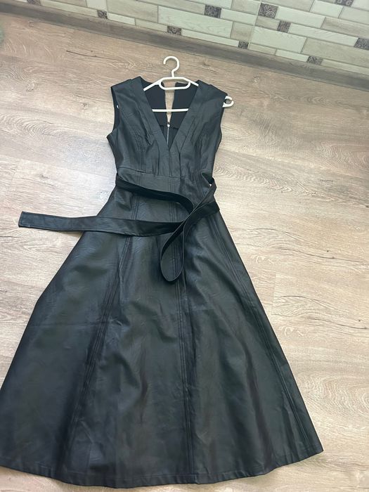 Чорне шкіряне плаття