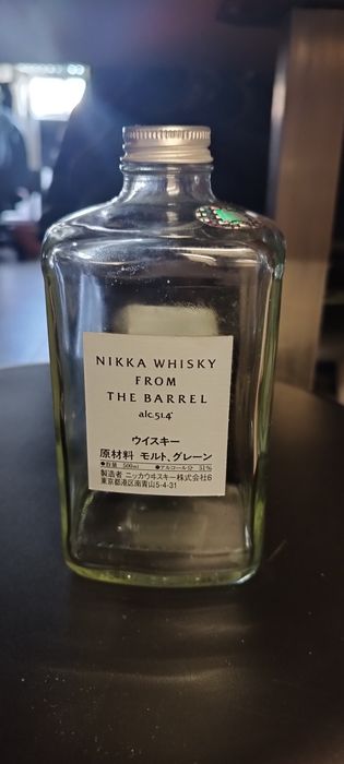 Garrafa vazia de uísque japonês Nikka From The Barrel