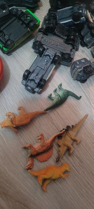 Autka małe, rysoraki jurassic world mattel
