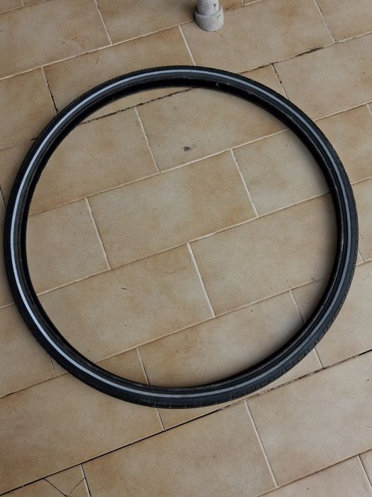 Pneus e câmaras de ar de bicicleta como novos com muito pouco uso.de bicicleta.