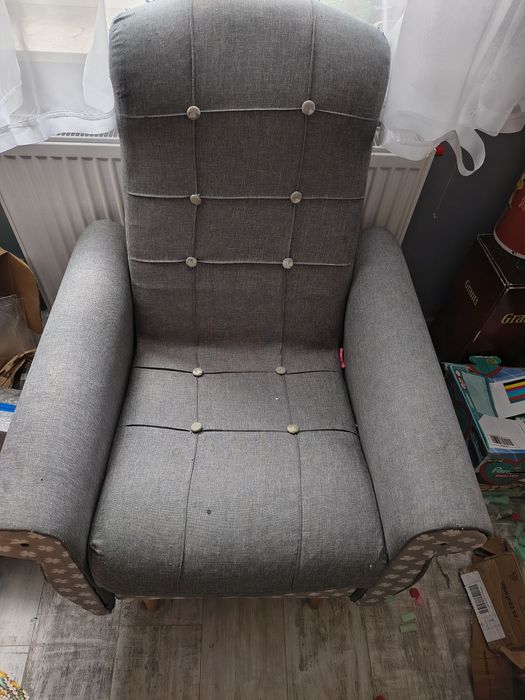 Duży fotel uszak szary kwiaty drewniane nogi