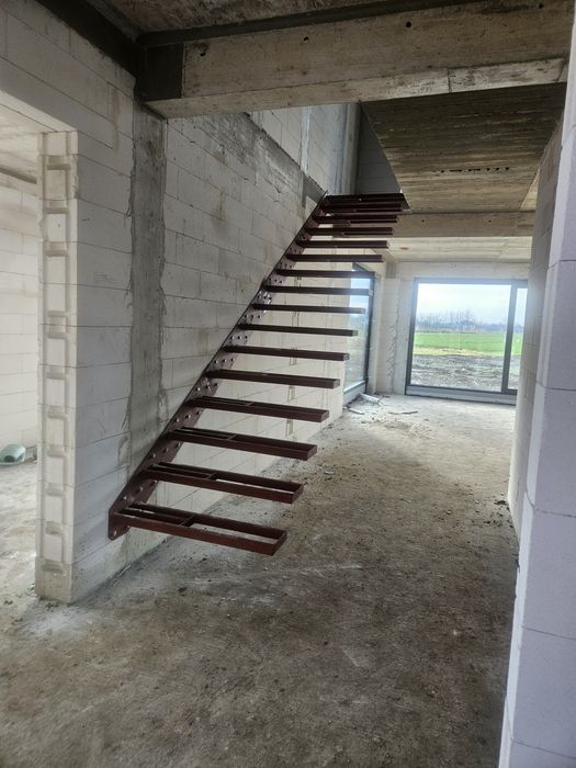 Schody półkowe wspornikowe wiszące - konstrukcja stalowa