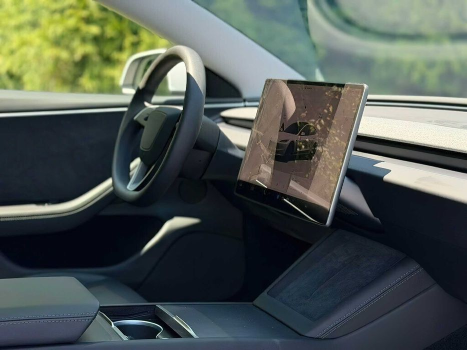 Tesla Model 3      2025