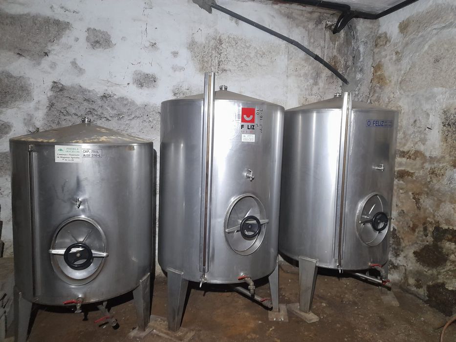 Cubas metálicas e dornas de plástico