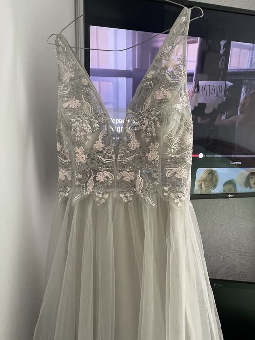 Дуже гарна вечірня сукня! ШАХРАЇ не тратьте свій час.