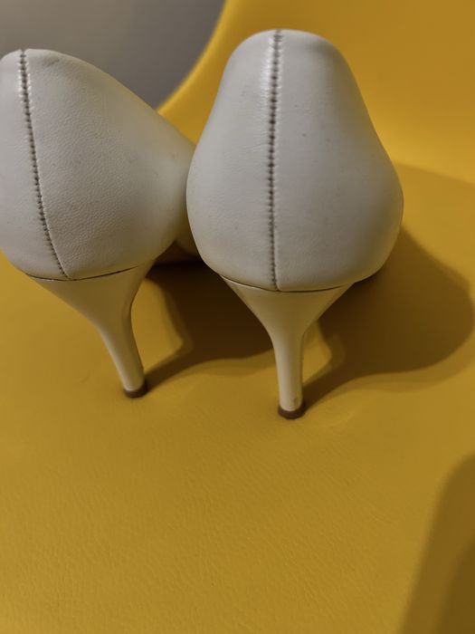 Білі туфлі. Одягнуті один раз.