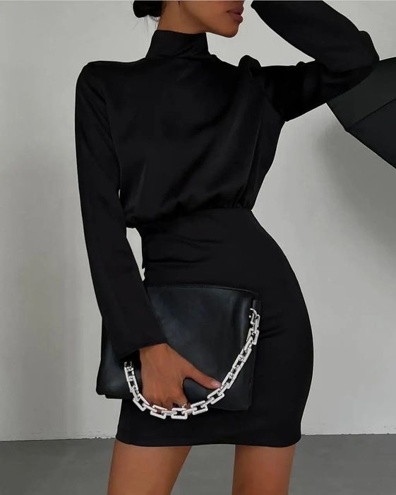 Коктельна чорна сукня. З відкритою спиною