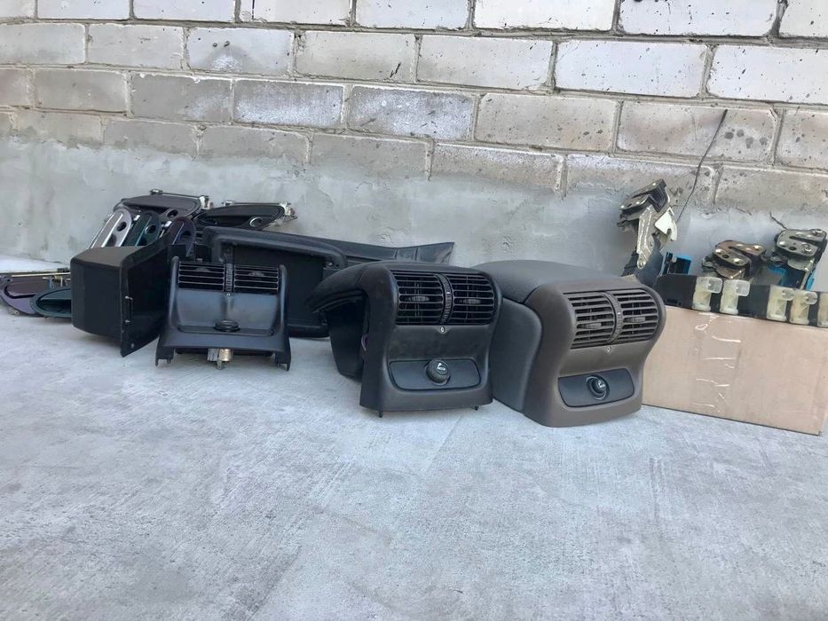 Дефлекторы. Замок дверной. Крышка подлокотника.Opel Omega B.