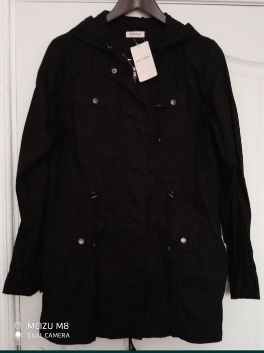 Стильна вітровка Orsay.