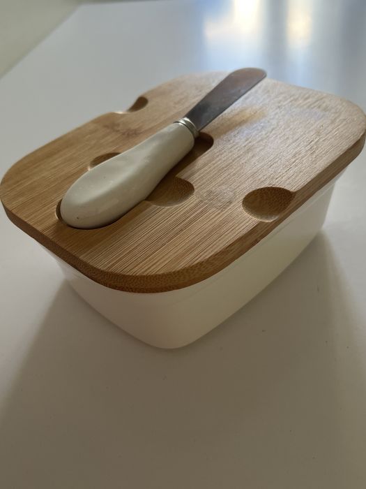 Maselnica z drewnianą pokrywką i ceramicznym nożykiem