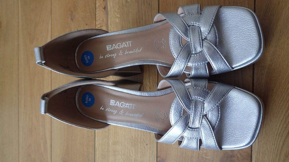 Buty damskie nowe na szerokim obcasie BAGATT srebrne rozm. 39