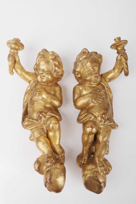 Par de esculturas. Anjos ou Querubins candelabros em suspensão