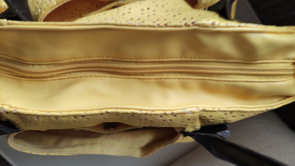 Mala amarela com efeitos perfurados